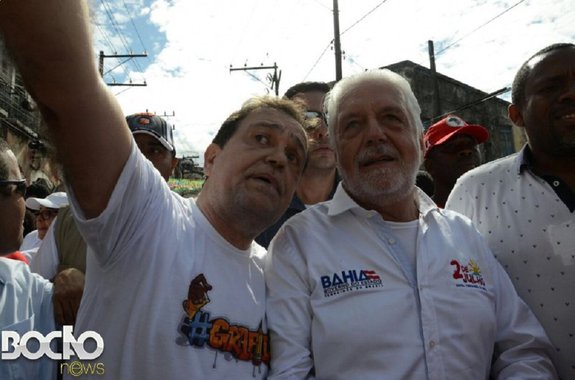 Na comitiva do governador Rui Costa no 2 de Julho, o grito de guerra era o 'Fora, Temer'; o secretário de Desenvolvimento Econômico da Bahia, Jaques Wagner (PT), por exemplo, ponderou que a instabilidade pela qual o Brasil pensa é intensa, mas que a saída de Temer somente não resolveria o problema; Wagner avalia que "precisa sair Temer e todo o seu grupo" político; "Eu acho que a gente não pode ficar de tira e bota... Já cometeram o crime que foi tirar a presidenta Dilma. Agora eu acho que se tiver um processo legal, que terminar com a saída dele. Se for fazer uma enquete, é óbvio que tem que tirar o Temer. Mas para tirar o Temer, tem que tirar a base completa".