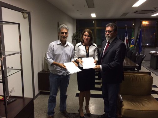 Os deputados federais Robinson Almeida e Afonso Florence, ambos do PT, entraram nesta segunda-feira com uma representação no Ministério Público do Estado da Bahia pedindo investigação sobre suspeitas de favorecimento do prefeito ACM Neto (DEM) à Odebrecht na licitação para reforma da orla da Barra; os petistas destacam conteúdo da delação do diretor da Odebrecht que relata doações ilícitas feitas pela construtora à campanha de ACM Neto nas eleições de 2012 e irregularidades na licitação; "A denúncia da Odebrecht contra Neto é muito grave. A suspeita que houve apoio eleitoral para o prefeito em troca da execução da obra da Barra tem que ser investigada", diz Robinson