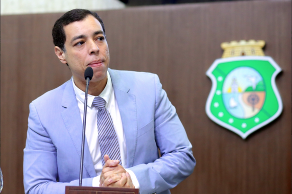 O juiz da fazenda Pública, André Aguiar Magalhães, decretou nesta segunda (19) a extinção da ação interposta pelo deputado estadual Leonardo Araújo (PMDB), que pleiteava a suspensão da tramitação da PEC que propõe a extinção do Tribunal de Contas dos Municípios. Com isso, a PEC poderá seguir sua tramitação normal na Assembleia Legislativa