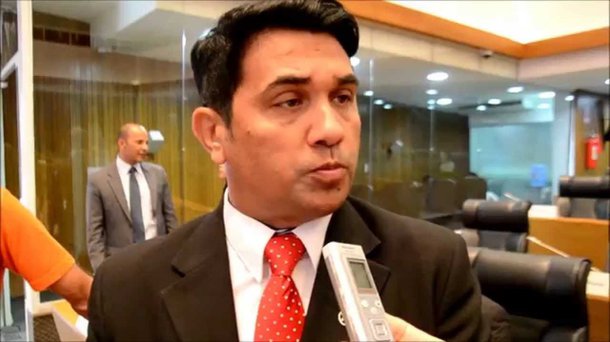 A deputada Andrea Murad não estava na Assembleia e tem evitado qualquer comentário sobre o caso IDAC, desdobramento da Operação Sermão aos Peixes, que investiga o desvio de mais de R$ 1 bilhão da saúde do Maranhão; mas o caso não ficou sem repercussão na Assembleia e veio justamente de um deputado independente/oposição; deputado Wellington do Curso (PP) propôs a abertura de uma nova CPI da Saúde, atingindo diretamente o gestão do ex-secretário pai da deputada Andrea Murad; a primeira CPI aberta na Assembleia foi uma grande vergonha para a Casa e acabou em pizza