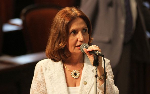 Levantamento feito pelo Instituto Paraná Pesquisas apontou que no Rio a deputada estadual Delegada Martha Rocha (PDT) lidera a disputa pelo Senado, com 26,7% das intenções de voto, seguida pelo vereador Carlos Bolsonaro (PSC), com 23,3% - ele é filho do deputado federal Jair Bolsonaro; em terceiro lugar estão o deputado federal Alessandro Molon (Rede) e Bernardinho (Partido Novo), ambos com 15,5%
 