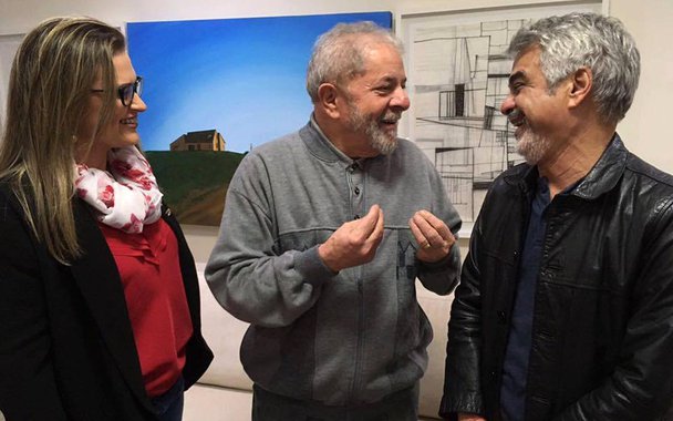 Visando ganhar musculatura para uma eventual candidatura ao Governo de Pernambuco nas próximas eleições, a vereadora do PT do Recife Marília Arraes se encontrou no início desta semana com o ex-presidente Luiz Inácio Lula da Silva, em São Paulo, para discutir os cenários políticos em Pernambuco e no país; Apesar de oficialmente não se ter definido se ela será a candidata do PT em Pernambuco, o senador Humberto Costa (PT-PE), que acompanhou o encontro postou em sua rede social que "foi uma conversa muuuuuito animadora"; outros nomes cotados para disputar a eleição estadual são o do ex-prefeito do Recife João Paulo, o atual presidente da CUT no Estado, Carlos Veras, e a deputada estadual Teresa Leitão