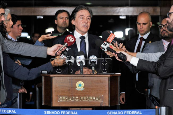 Presidente do Senado afirmou nesta quarta-feira (27) que vai colocar a proposta de reforma trabalhista (PLC 38/2017) em votação no Plenário assim que a votação da matéria for encerrada na Comissão de Constituição, Justiça e Cidadania (CCJ); ele disse esperar que a reforma seja aprovada e que, se ela ganhar regime de urgência, terá emendas apresentadas e analisadas em Plenário, o que permitirá que a proposta seja votada já na semana que vem; "Eu vou seguir religiosamente o Regimento da Casa. Não vou atropelar, mas também não vou aceitar nenhum tipo de tumulto na direção dos trabalhos. Farei o que o Regimento me determinar, respeitarei os que divergem e os que convergem com a matéria"