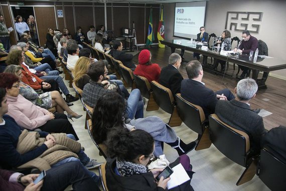 No final do anos 1990, numa das piores fases de desemprego da História do Brasil, propagandas e programas promovendo a chance do “primeiro emprego” para jovens eram lemas comuns de se encontrar; o País vivia uma inversão demográfica; pela primeira vez, o número de jovens chegando ao mercado de trabalho era maior que o número de postos de trabalho disponíveis; quase vinte anos depois, em uma nova onda de recessão e com taxas e desemprego crescentes, segundo especialistas da FEE-RS, a crise atual é ainda pior; pesquisa divulgada pela entidade aponta uma taxa de desemprego de 11,3% no último mês; o estudo aponta ainda uma tendência contínua de “destruição de empregos”, especialmente aqueles que são considerados como “protegidos”, ou seja, com carteira de trabalho assinada