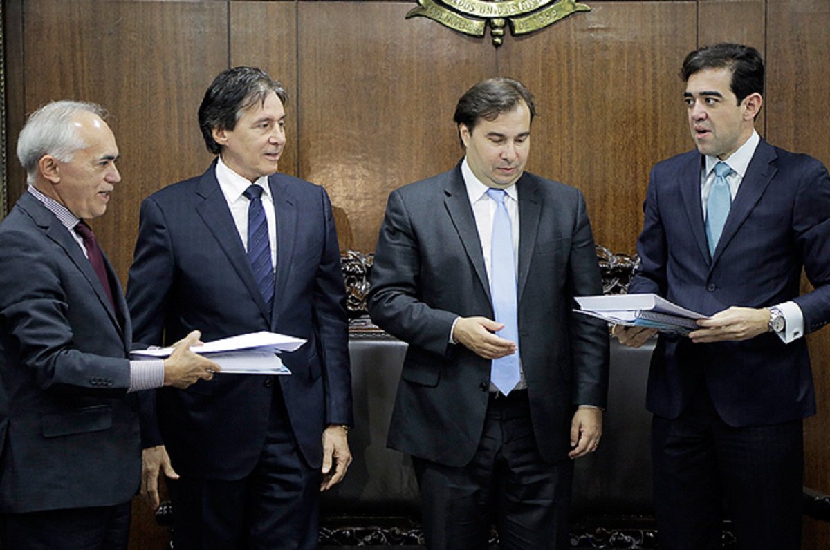 O presidente do Senado, Eunício Oliveira recebeu ontem, do presidente do Tribunal de Contas da União (TCU), ministro Raimundo Carreiro e do relator do processo no TCU, ministro Bruno Dantas, o parecer prévio das contas do governo referente ao ano de 2016. Como 2016 foi um ano atípico, presidido pela presidente Dilma Rousseff de janeiro a maio, e por Michel Temer de maio a dezembro, foram produzidos dois pareceres. O TCU recomendou a aprovação das contas com ressalvas