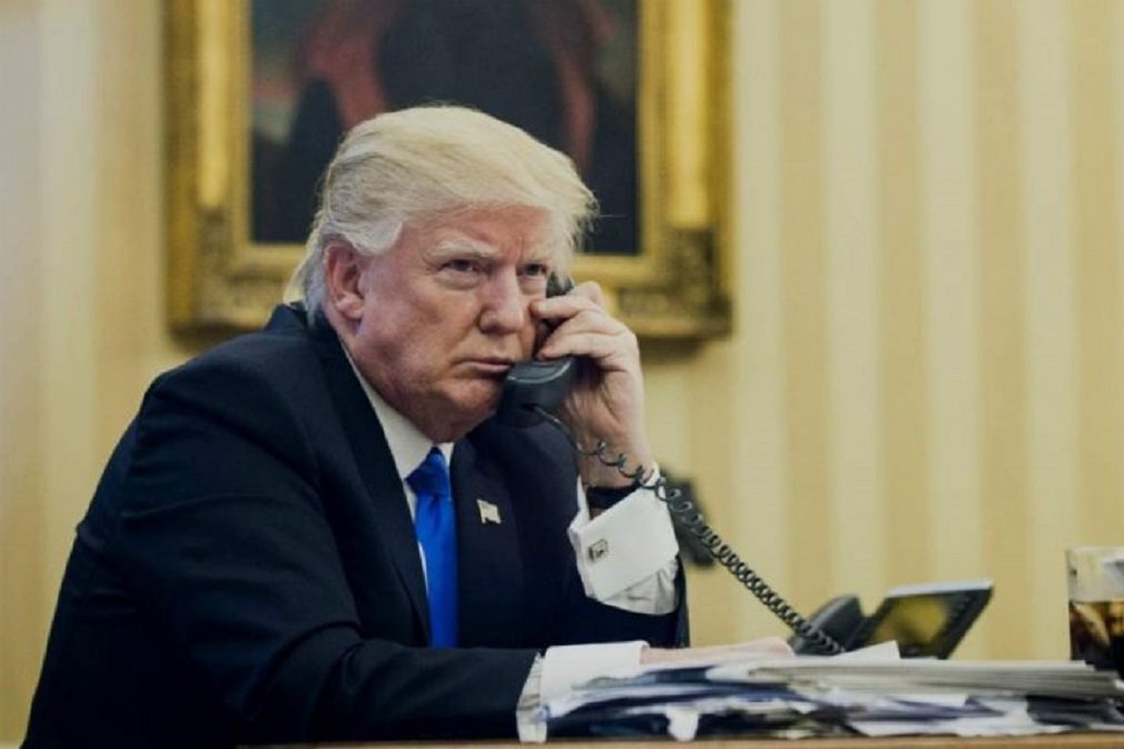 O presidente dos EUA, Donald Trump, classificou neste domingo as reportagens baseadas em fontes não identificadas como falsas e os vazamentos da Casa Branca como "fake news" (notícias falsas), após relatos de que seu genro tentou estabelecer um canal secreto de comunicações com Moscou antes que Trump assumisse a presidência; Trump retornou à Casa Branca depois de uma viagem de nove dias ao Oriente Médio e à Europa, que ele encerrou no sábado para encarar mais perguntas sobre as supostas comunicações entre Jared Kushner e o embaixador da Rússia em Washington