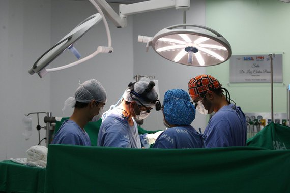 A espera por uma cirurgia cardíaca na Bahia reduziu de dois anos para até quatro meses, com o aumento de 114% no número de procedimentos realizados no Hospital Ana Nery, em Salvador, entre 2015 e 2016; no ano passado, 1902 cirurgias foram realizadas, enquanto o ano anterior registrou 885; a expectativa para 2017 é de que este número supere a marca de 2,1 mil; entre as causas do aumento estão a inauguração de uma nova sala de cirurgia em 2016, a ampliação do número de leitos pós-operatórios e a melhoria na gestão da unidade; o hospital, que oferece atendimento totalmente pelo SUS, é referência estadual e responsável por 40% de todas as cirurgias cardíacas na Bahia