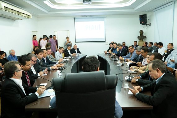 O governador Wellington Dias lançou, no Palácio de Karnak, o programa Piauí Empreendedor, uma iniciativa do Governo do Estado visando canalizar esforços para movimentar a economia e elevar a renda no Piauí; segundo estimativa da coordenadoria de Câmaras Setoriais, os bancos oficiais dispõem de R$ 1,5 bilhão para financiamento de ações; representantes de órgãos e instituições vinculados aos governos estadual e federal assinaram um pacto para destravar os obstáculos, que dificultam a implementação de arranjos produtivos nos 12 territórios de desenvolvimento do Piauí