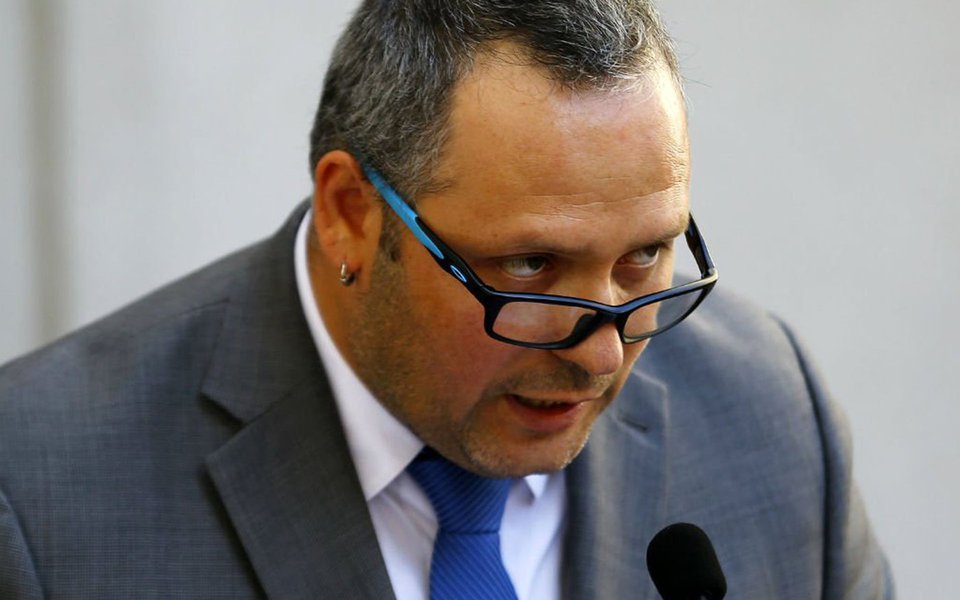 Justiça chilena rejeitou exonerar Sebastián Dávalos, filho da presidente do Chile, Michelle Bachelet, por suposto envolvimento no caso "Caval", um polêmico negócio imobiliário pelo qual ele e sua esposa, Natalia Compagnon, são investigados; em decisão unânime, a Corte de Apelações de Rancagua não acolheu a solicitação de suspensão do processo apresentada pela defesa de Dávalos, que argumentava que ele já declarou em três oportunidades e esclareceu seus vínculos com a empresa Caval, de propriedade da sua esposa; por outro lado, a Promotoria e o Conselho de Defesa do Estado (CDE) se opuseram ao requerimento, pois ainda há diligências pendentes neste casoda Presidência da República.