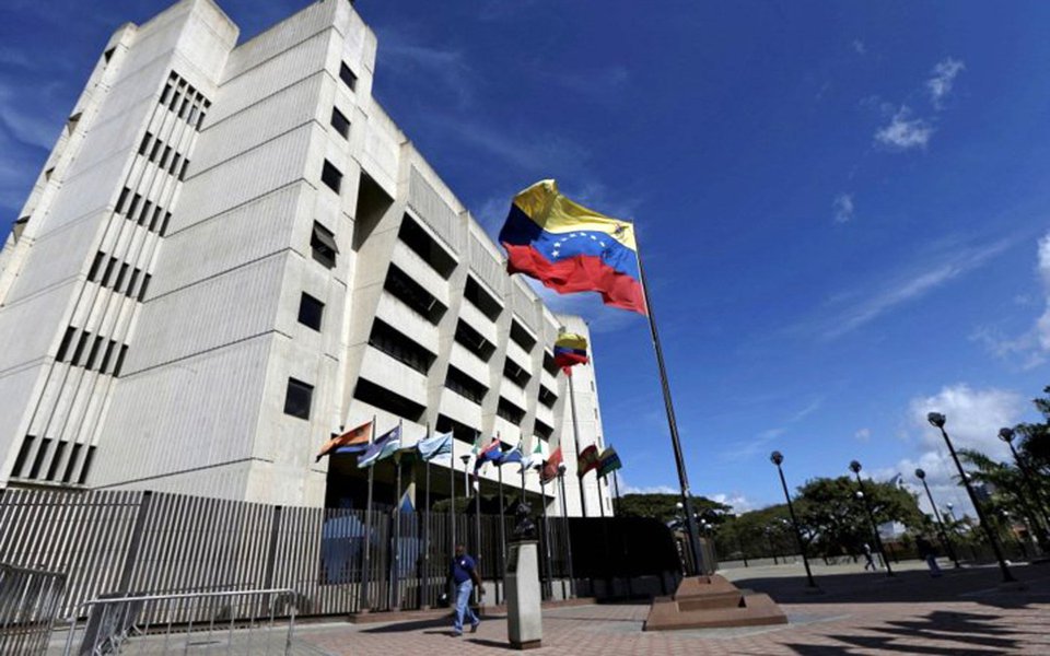 Tribunal Supremo de Justiça (TSJ) da Venezuela anulou o processo de nomeação de juízes que está sendo realizado pela Assembleia Nacional, controlada pela oposição; deputados empossariam 33 magistrados para substituírem outros considerados como "ilegítimos"; Sala Constitucional do TSJ declarou "nulo por inconstitucionalidade" o processo por "afetar diretamente o interesse coletivo devido aos efeitos dessa ação e de todas as decisões tomadas na ocasião pela Assembleia; TSJ também reitera que a Assembleia Nacional foi declarada em desacato pelo Judiciário e que "todos os seus atos são nulos. De nulidade absoluta, carentes de validade e eficácia jurídica"