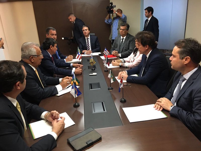 Na reunião com os governadores do Nordeste, ontem, em Brasília, o governador do Ceará, Camilo Santana, defendeu a manutenção dos incentivos fiscais para as empresas da região. Para o governador, os estados do Nordeste dependem dos incentivos para a captação de novos investimentos e atração de novas empresas.  Na próxima semana deverá haver um encontro entre os secretários de Fazenda do Brasil para que seja discutido um modelo que não prejudique a economia dos estado