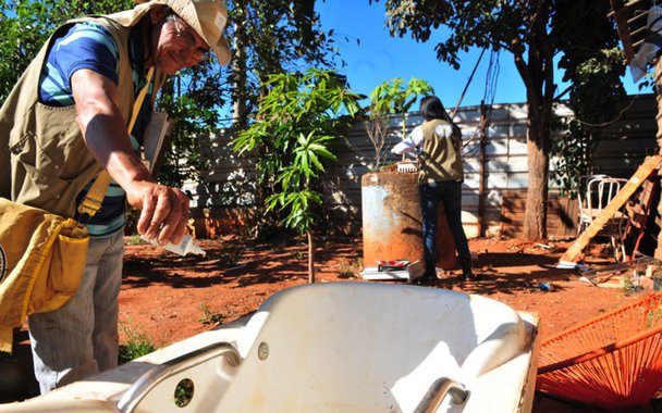 A vendedora autônoma Geralda Vieira do Rosário, de 55 anos, tem o hábito de estocar água na chácara onde mora, na Vila Planalto, para compensar os dias de racionamento; "Uso todos os dias para lavar roupa e regar as plantas", justifica; mesmo que o recurso seja utilizado com frequência, o armazenamento inadequado pode significar riscos à saúde: recipientes como baldes e tonéis têm sido, de acordo com a Vigilância Ambiental em Saúde, o principal criadouro no DF do Aedes aegypti, transmissor da dengue, da chikungunya e da zika