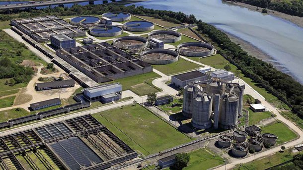 O ministro da Secretaria Geral da Presidência da República, Moreira Franco, disse nesta segunda-feira que duas alternativas estão em discussão no processo de privatização da Companhia Estadual de Águas e Esgotos do Estado do Rio de Janeiro (Cedae): a empresa ser comprada diretamente pelo banco de fomento ou o BNDES liderar um grupo de bancos privados para a oferta de crédito de R$ 3,5 bilhões ao governo doo do Rio, tendo como garantia ações da companhia; no caso da oferta de crédito, poderá ser feita por processo licitatório, com crédito garantido pelo Tesouro Nacional e contragarantia de ações da Cedae, cuja privatização foi aprovada em fevereiro deste ano pela Assembleia Legislativa do Rio