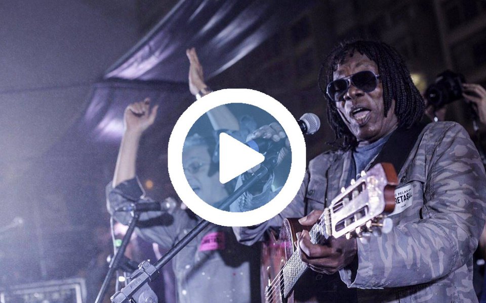 Por todo o dia, no ato pelas Diretas-Já em Copacabana, uma verdadeira onda humana cantou, embalada por artistas como Caetano e Milton Nascimento, e gritou a plenos pulmões a cada intervalo, pedindo “Diretas já”; Milton Nascimento, que reapareceu em atos políticos depois de algumas décadas, ainda nos lembrou que o papel do artista é estar ao lado do povo; “Todo artista precisa estar onde o povo está”; e o povo está nas ruas
 