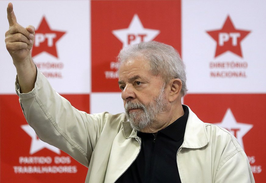 A decisão do juiz Sérgio Moro em condenar o ex-presidente da República Luís Inácio Lula da Silva a nove anos e seis meses de prisão foi classificada como "seletiva" e "vergonhosa" por representantes de sindicatos no estado de Alagoas; lideranças também avaliam que decisão é politiqueira, faz parte do golpe, serve a um grupo político, mas "fortaleceu ainda mais o ex-presidente”