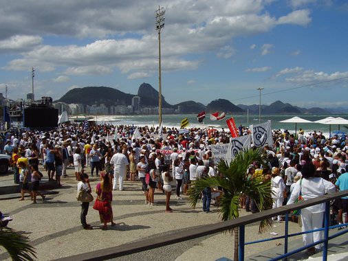 No Rio, a Terceira Marcha das Mulheres Negras no Centro do Mundo reuniu, na orla da Praia de Copacabana, cerca de 5 mil pessoas; os ativistas defenderam os direitos das mulheres negras a maior acesso à educação de qualidade, à saúde, ao convívio em comunidade e à segurança; na manifestação, alguns participantes fizeram declarações contrárias às reformas trabalhista e da Previdência