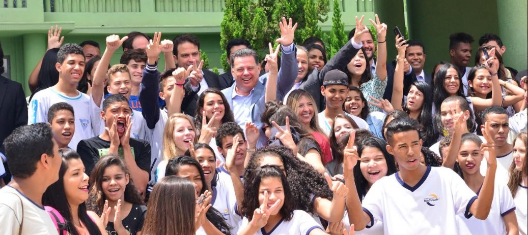 Em vídeo para seus seguidores nas redes sociais, o governador Marconi Perillo anunciou nesta quinta-feira (22) que todos os benefícios do pacote para a Educação serão pagos, conforme compromisso assumido com os professores, na folha e na programação de custeio deste mês de junho; professores e servidores receberão reajustes no salário, além da novidade do auxílio alimentação, de R$ 500