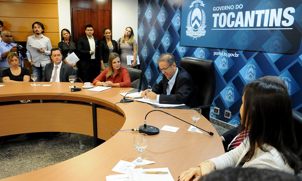 O governador Marcelo Miranda assinou Decreto de Emergência Ambiental que declara situação de risco de desastre ambiental resultante de queimadas e incêndios florestais em sete municípios tocantinenses - Formoso do Araguaia, Lagoa da Confusão, Lizarda, Novo Acordo, São Felix, Pium e Ponte Alta do Tocantins; conforme o Decreto, as cidades serão contempladas por estarem localizados próximos a regiões de áreas protegidas e por registrarem os maiores índices de focos de queimada no Estado