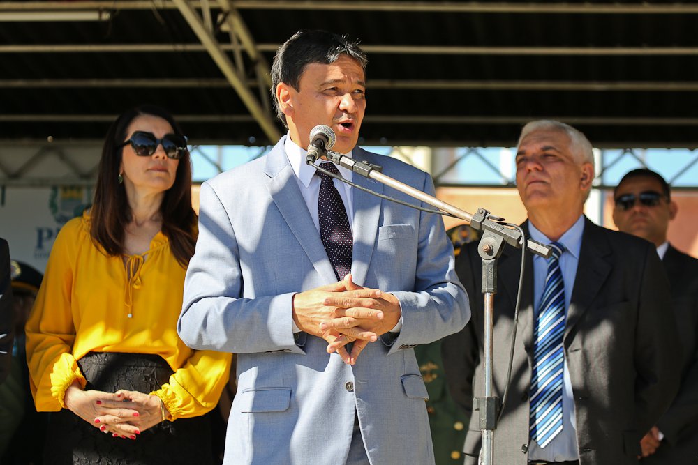 O governador do Piauí, Wellington dias, prometeu encaminhar em 2017 uma mensagem à Assembleia Legislativa, para reajustar os valores dos salários de todos os servidores públicos estaduais; “Claro que esse reajuste [concedido no começo do ano para repor as perdas salariais com a inflação e para repor os 2% de reajuste do desconto para a Previdência] ainda teve limitações, mas já estou encaminhando para a Assembleia Legislativa uma lei para voltar a uma política de reajuste geral, que seja corrigido pela inflação e que tenha mais um ganho real a partir de 2018”