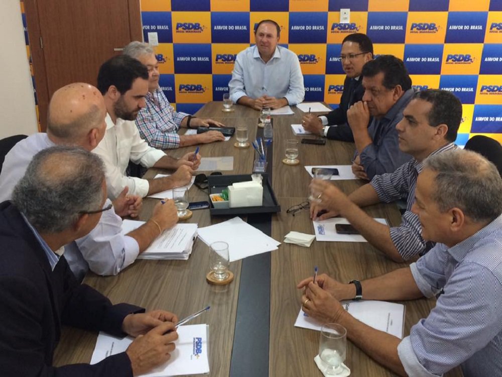 Os líderes do PSDB na Bahia vão de encontro à decisão do partido em nível nacional de permanecer no governo de Michel Temer, e questionam a permanência do baiano Antônio Imbassahy na Secretaria de Governo; em reunião ontem (12), o diretório local opinou por 5 votos a 4 que o partido deve deixar o governo, mas deixou Imbassahy livre para fazer sua escolha; presidente do PSDB na Bahia, o deputado federal João Gualberto, logo após a divulgação do áudio entre Temer e o empresário Joesley Batista, entrou com pedido de impeachment do peemedebista. Ele manteve o posicionamento mesmo após a direção nacional defender a permanência na base