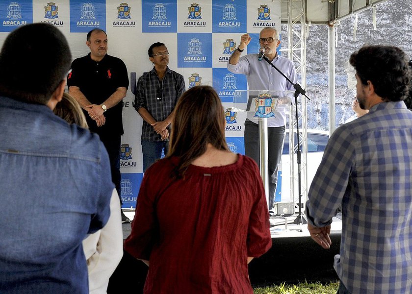 O prefeito de Aracaju, Edvaldo Nogueira, autorizou serviços de revitalização da praça Jaime Araújo Andrade, no conjunto Dom Pedro I; o trabalho será desenvolvido pela Assaí Atacadista, que investirá R$ 144 mil na obra e ficará ainda responsável pela manutenção do espaço por dez anos; "Dentro do projeto de reconstrução da nossa cidade, que está sendo iniciado na prefeitura de Aracaju, focamos na limpeza da cidade, na melhoria dos serviços de saúde, na regularização do pagamento dos salários dos servidores e na recuperação das praças, que encontramos em situação de completo abandono"