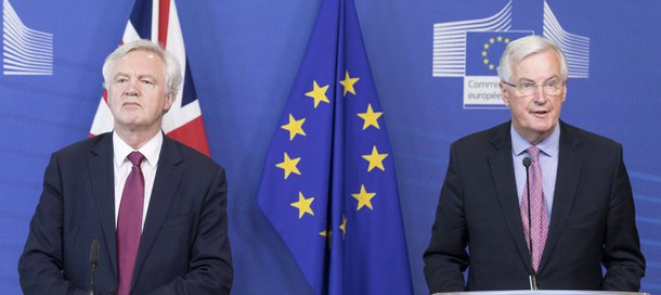 Durante a segunda rodada de negociações de saída da União Europeia, David Davis, o secretário do Brexit, liderou as negociações em torno dos direitos de cidadãos europeus residentes no Reino Unido e vice-versa; outros tópicos foram explorados, como a fronteira entre Irlanda e Irlanda do Norte e a chamada "conta do divórcio"  - o montante que deve ser pago pelo Reino Unido ao sair da União Europeia; de acordo com o bloco, somente quando esses tópicos forem resolvidos é que se poderá negociar a futura relação comercial entre os dois; no entanto, uma gafe cometida pelo secretário foi um dos assuntos mais comentados no Twitter: Davis apareceu em foto em frente aos comissários Europeus sem nenhum documento de negociação. 