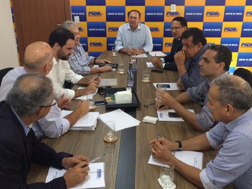 Os líderes do PSDB na Bahia vão de encontro à decisão do partido em nível nacional de permanecer no governo de Michel Temer, e questionam a permanência do baiano Antônio Imbassahy na Secretaria de Governo; em reunião ontem (12), o diretório local opinou por 5 votos a 4 que o partido deve deixar o governo, mas deixou Imbassahy livre para fazer sua escolha; presidente do PSDB na Bahia, o deputado federal João Gualberto, logo após a divulgação do áudio entre Temer e o empresário Joesley Batista, entrou com pedido de impeachment do peemedebista. Ele manteve o posicionamento mesmo após a direção nacional defender a permanência na base