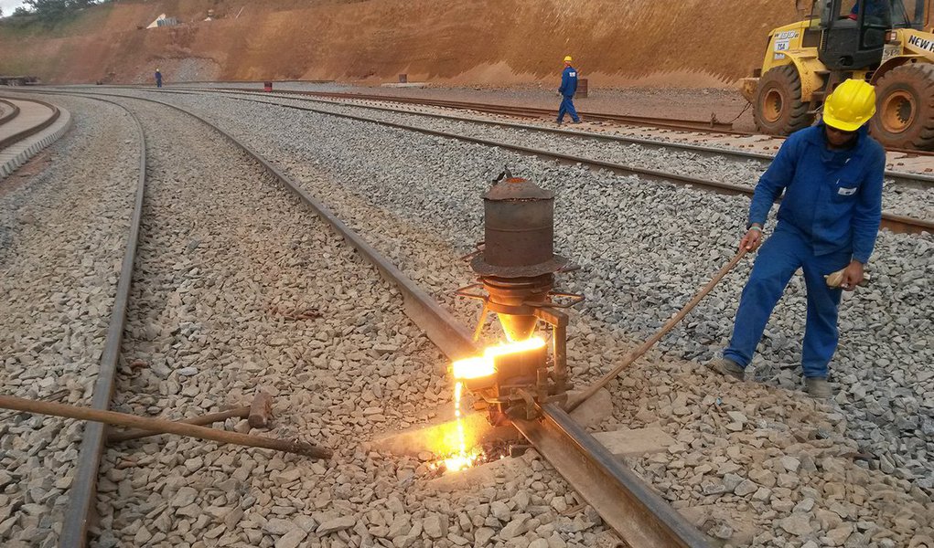Com viagem agendada para esta semana, o presidente Michel Temer vai oferecer aos russos a concessão de 1.257 km de linha férrea da Norte-Sul; ela ficou conhecida nos anos 80 do século passado como a ‘ferrovia que liga nada a lugar nenhum’ porque não tem saída para o mar; obra custou R$ 10,4 bilhões, uma construção de 30 anos recheada de histórias de desvio de recursos para esquemas de corrupção 