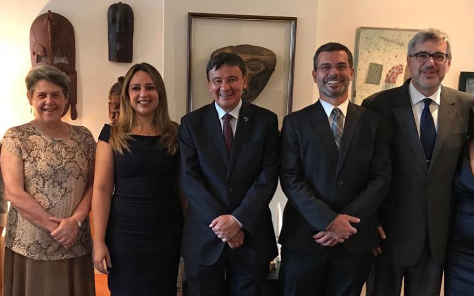 O governador Wellington Dias, em viagem à cidade de Toronto, no Canadá, apresentou a empresários canadenses e representantes da Câmara de Comércio Brasil-Canadá e da Federação de Comércio Brasil-Canadá uma carta de projetos e possibilidades de investimentos no Piauí, que vão desde a área de energias renováveis, mineração, turismo, educação e agronegócio. 
 