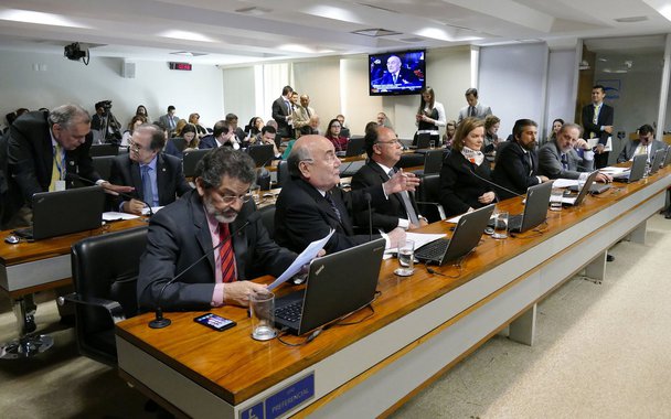 O Senado faz no plenário a sessão deliberativa extraordinária destinada à votação final da reforma trabalhista. A votação é aberta e nominal. Enviada pelo governo ao Congresso Nacional no ano passado, a texto muda mais de 100 trechos da Consolidação das Leis do Trabalho (CLT)