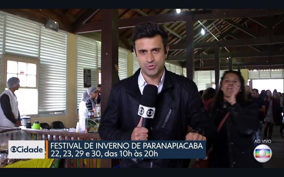 Uma mulher invadiu neste sábado (22) um link ao vivo, na TV Globo, em uma transmissão do 'SP1'; quando o repórter Marcelo Poli falava direto de Paranapiacaba (SP) sobre o festival de inverno que acontece neste fim de semana, uma mulher protestou, aos gritos, contra Michel Temer, que ascendeu ao poder por meio de um golpe parlamentar, e foi o primeiro presidente ser denunciado por corrupção na história do País