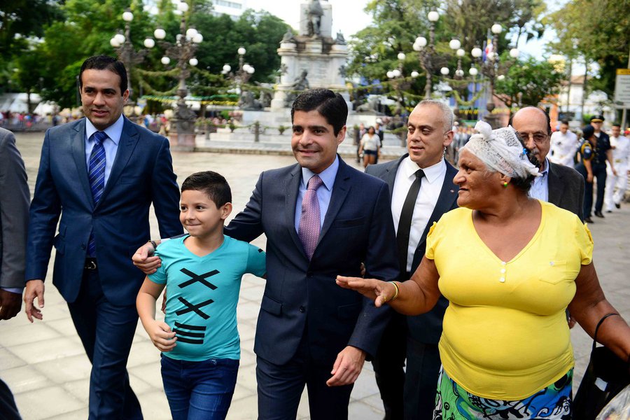Em discurso no encerramento dos festejos pela independência da Bahia ontem, o prefeito ACM Neto (DEM) exaltou a importância histórica do 2 de Julho e a "emoção" por participar do evento mais uma vez como prefeito; "Sinto um orgulho danado. Afinal, não devemos nunca esquecer o papel fundamental que os heróis baianos tiveram para assegurar a independência e liberdade do povo brasileiro", afirmou o democrata