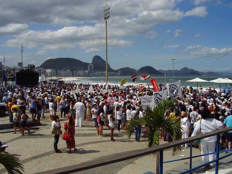 No Rio, a Terceira Marcha das Mulheres Negras no Centro do Mundo reuniu, na orla da Praia de Copacabana, cerca de 5 mil pessoas; os ativistas defenderam os direitos das mulheres negras a maior acesso à educação de qualidade, à saúde, ao convívio em comunidade e à segurança; na manifestação, alguns participantes fizeram declarações contrárias às reformas trabalhista e da Previdência