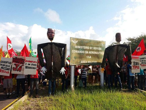 Em um dia marcado por protestos e ocupações do MST, representantes de movimentos sociais bloquearam o acesso ao Centro de Lançamento de Alcântara, no Maranhão, contra a entrega da base para os EUA; de acordo com o MST, cerca de 400 pessoas de diversas entidades e movimentos do país fecharam os acessos da base para denunciar a retomada dos acordos com o país norte-americano, que pedem a entrega do centro de lançamento de foguetes; movimentos afirmam que o presidente Michel Temer adota uma “política de entreguismo”, com o aprofundamento de privatizações e outras ações que atacam a soberania nacional