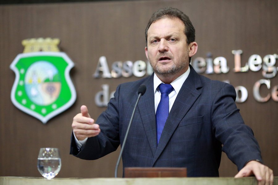 O deputado Odilon Aguiar (PMB) defendeu, nesta terça-feira (20), a divulgação por parte do Tribunal de Contas dos Municípios (TCM) de lista com nomes dos deputados que estão sendo julgados pela corte de contas. Ele discordou que o TCM esteja fazendo chantagem. “Precisamos demonstrar para todos que os deputados que querem a extinção desse órgão estão sendo julgados pelo TCM. Isso não é jogo rasteiro, é transparência”, disse