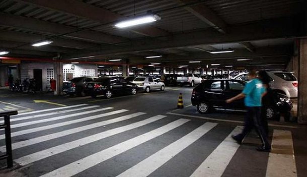 O Ministério Público Federal na Bahia defende a cobrança por minutos no estacionamento do aeroporto internacional de Salvador, e considera abusiva a exigência de pagamento pela primeira hora cheia independentemente do tempo de permanência; a manifestação está em parecer do órgão em ação civil pública movida pela Associação Baiana de Defesa do Consumidor contra o aeroporto; segundo o MPF, a cobrança é excessiva porque os usuários são obrigados a pagar o equivalente a uma hora de estacionamento, mesmo que permaneçam por um minuto; a prática é incompatível, inclusive, com outros estacionamentos de aeroportos do Brasil e outros estacionamentos públicos e privados de Salvador