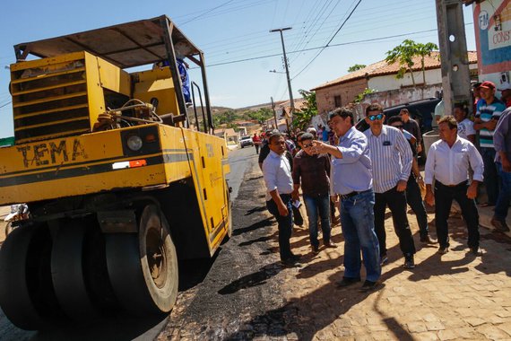 O governador Wellington Dias inaugurou e visitou obras de mobilidade urbana no município de Canto do Buriti; o chefe do Executivo estadual entregou também a quadra de esportes da Unidade Escolar Maria Chaves, obra executada pela Seduc; governo do Piauí investiu cerca de R$ 1,3 milhão na cidade, que também recebe a obra do rodoanel, que teve  R$ 8,5 milhões investidos na primeira etapa 