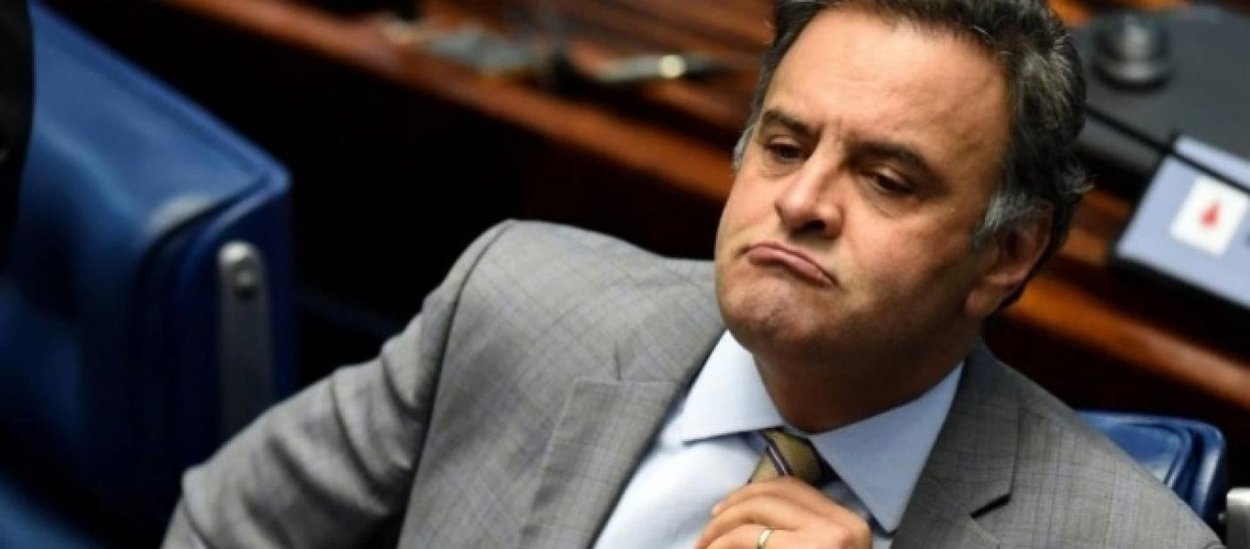 Eduardo Guimarães, do Blog da Cidadania, contesta seriedade da ação que o senador afastado Aécio Neves moveu contra a presidente deposta Dilma Rousseff logo após ser derrotado nas eleições de 2014, e a postura do ministro Gilmar Mendes, presidente do Tribunal Superior Eleitoral, com objetivo, segundo ele, de manter Michel Temer no poder; ele transcreve trecho da gravação da conversa de Aécio com seu mais novo delator, o empresário Joesley Batista, da JBS; Aécio: Os filhas da **** sacanearam tanto gente que vamos entrar com um negócio só pra gente encher o saco deles também responder lá... A Dilma caiu, a ação continuou e ele quer que eu retire a ação, cara. Só que se eu retirar, eu não tô nem aí pra ele lá, o...o Janot assume a ação, o Ministério Público assume essa *****"