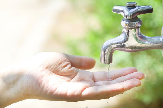 A tarifa da água deve ficar mais cara para os alagoanos a partir do dia 1º de julho; os consumidores terão que pagar 9,76% a mais pelo serviço, de acordo com o reajuste autorizado pela Agência Reguladora de Serviços Públicos de Alagoas (Arsal); decisão foi publicada no Diário Oficial do Estado e tem como justificativa a planilha de custos dos serviços prestados pela Companhia de Saneamento de Alagoas (Casal)
 
  