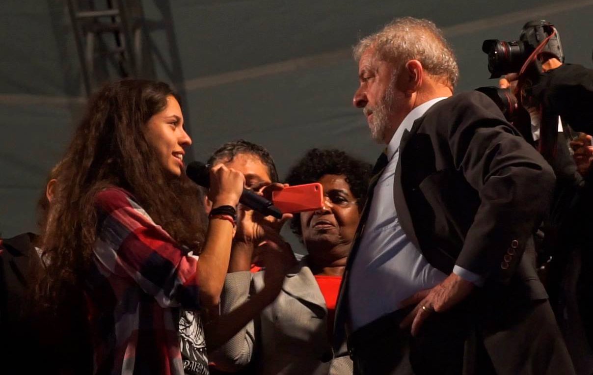 Estudante secundarista Ana Júlia, filiada ao PT, denuncia a perseguição do juiz Sergio Moro contra o ex-presidente Lula; "É um absurdo o que vivemos no Brasil, uma ditadura do judiciário que tem por objetivo uma falsa justiça e persegue quem não deve"