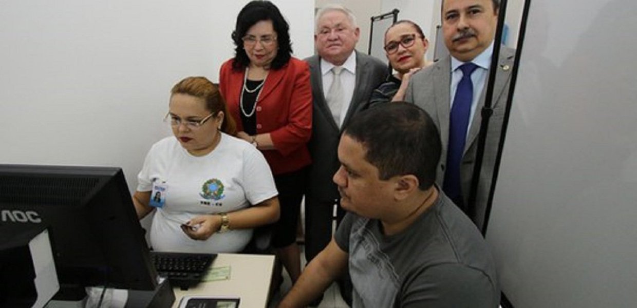 O Tribunal Regional Eleitoral do Ceará inaugurou, na manhã desta quarta-feira (5), um novo posto no Shopping Parangaba. O novo posto funcionará de segunda a sexta-feira, exceto nos feriados, das 10 às 19 horas, na loja 192 do Piso L1 do shopping center. O TRE-CE conta com oito postos de atendimento funcionando em Fortaleza