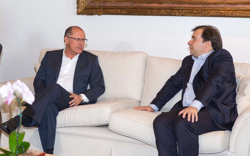 O governador de São Paulo, Geraldo Alckmin, recebeu o presidente da Câmara, Rodrigo Maia, em um jantar que pode marcar o início de uma reaproximação do PSDB e do DEM com vistas às eleições de 2018; o encontro no Palácio dos Bandeirantes tinha como convidados outros líderes do DEM, como o ministro da Educação, Mendonça Filho, e o prefeito de Salvador, ACM Neto; "Com o jantar, Alckmin faz um gesto político para evitar o descolamento entre os partidos e pretende neutralizar um eventual desejo de Maia de fazer voo solo na disputa eleitoral pela Presidência da República em 2018", afirmou um interlocutor de Alckmin 