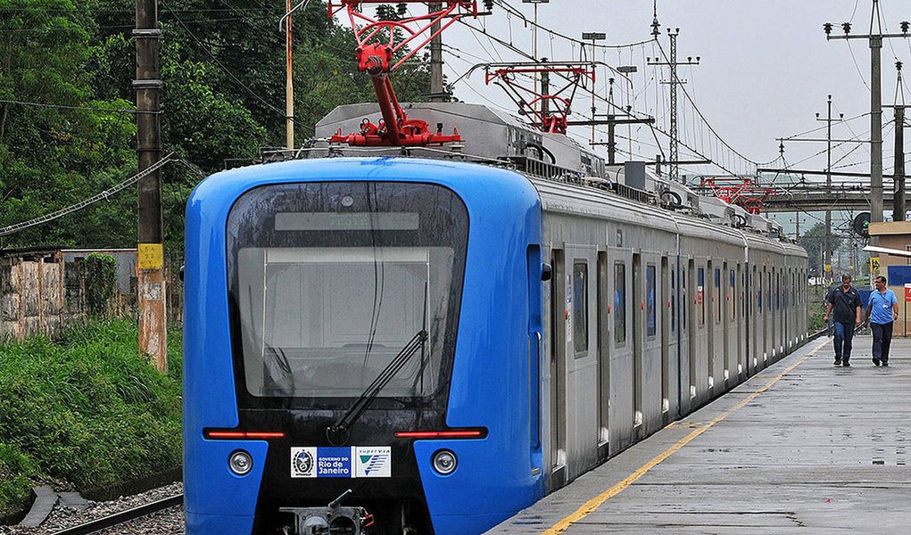 Trocas de tiros entre policiais e criminosos registradas em comunidades dos bairros Benfica e Jacaré, na zona norte do Rio, afetaram a circulação dos trens dos ramais Saracuruna e Belford Roxo, que ligam a estação da Central do Brasil aos dois municípios na Baixada Fluminense; o Centro de Controle Operacional da SuperVia registrou falhas no sistema de energia, após uma das suas subestações, localizada em Benfica, ser atingida por tiros; o sistema de sinalização automática ficou inoperante e os trens dos dois ramais precisam aguardar ordem de circulação manual, provocando irregularidade nos intervalos e horários de partidas