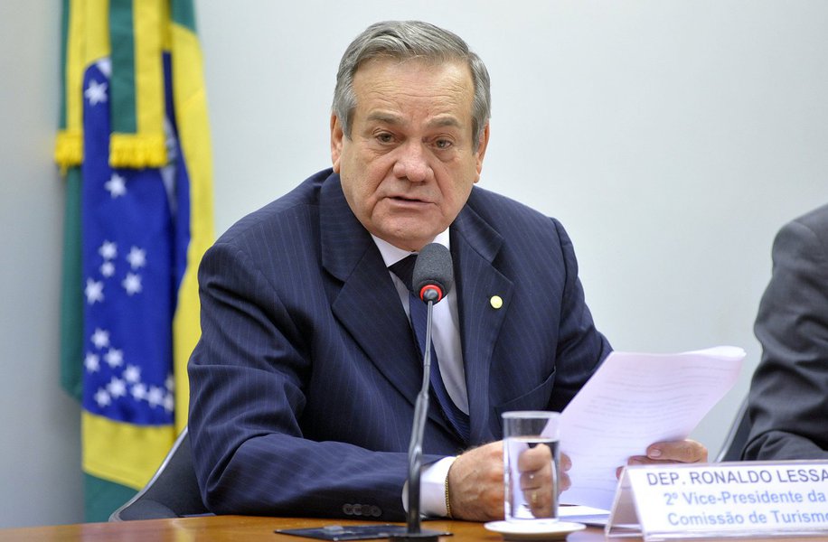 O deputado federal Ronaldo Lessa (PDT-AL) afirmou que judiciário e o Ministério Público atuaram fortemente para que o Congresso cassasse o mandato da Presidente Dilma Rousseff, “que não cometeu crime algum, enquanto o TSE libera o Temer apesar de todo o escândalo de corrupção que o envolve”; para Lessa, o País precisa de reformas e as primeiras reformas deveriam acontecer ‘no Poder Judiciário e no Ministério Público (MP) uma vez que essas instituições tanto querem reformar o Legislativo, mas esqueceram de cumprir a própria Constituição do País’