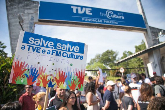 O TCE-RS emitiu nota nesta quinta-feira negando que tenha acatado os argumentos da PGE quanto ao processo de extinção das fundações, como foi divulgado em uma nota do governo estadual lida final do programa ‘Debate TVE’; em sua nota, o governo afirmou que a não aceitação por parte do TCE do pedido do Ministério Público de Contas (MPC) para suspender as extinções reforçaria a legalidade de todo o processo; no entanto, o tribunal responde que “tais afirmações são descabidas e não guardam qualquer relação com o despacho do relator do processo, conselheiro Cezar Miola”