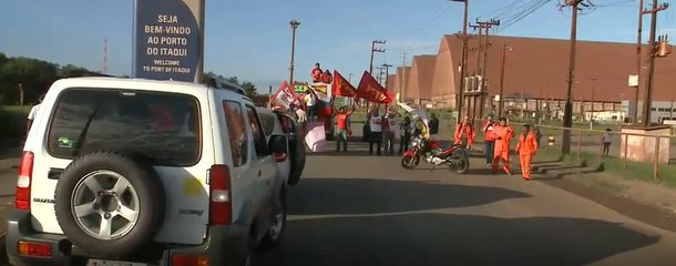 Nova manifestação contrária às reformas da previdência e trabalhista ocorre em todo o País; em São Luís, representantes de centrais sindicais e trabalhadores fazem uma manifestação no portal de acesso ao Porto do Itaqui; os funcionários do Porto são chamados para aderir ao protesto; o protesto não tem hora para terminar; os bancários também aderiram às manifestações. Em todo o estado, os bancos estão fechados; o