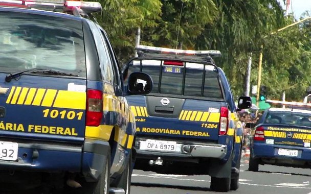 Um efetivo extra de 380 policiais rodoviários federais começa a atuar nas estradas do Rio; os policiais virão de outros estados brasileiros, para se juntar aos 750 agentes lotados na Superintendência da Polícia Rodoviária Federal no Rio; o reforço de policiamento faz parte de uma operação chamada Égide, que busca intensificar o enfrentamento ao roubo de cargas nas rodovias federais que cortam o estado do Rio