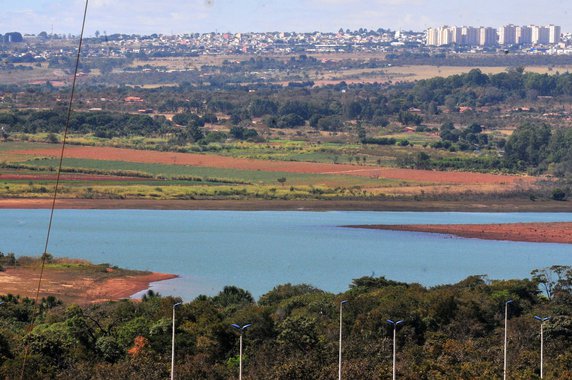 As medidas de enfrentamento da crise hídrica têm feito com que os reservatórios do Descoberto e de Santa Maria reduzam a capacidade na estiagem de forma mais lenta do que previsto para este ano, de acordo com informações do governo do Distrito Federal; pelo segundo mês consecutivo, o volume aferido no reservatório do Descoberto e de Santa Maria ficou acima do esperado; em maio, o reservatório do Descoberto, por exemplo, registrou 54,2% — a meta era 53%; em junho, o valor de referência era 46%, e a barragem conseguiu se manter em 47,68%; confira as metas estabelecidas para o nível dos reservatórios do DF