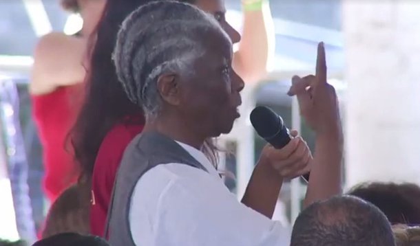 A professora Diva Guimarães, negra e pobre, proporcionou um dos momentos mais emocionantes da história da Flip, na mesa onde participava Lázaro Ramos; reação foi uma grande comoção que terminou com um retumbante "Fora, Temer"; detalhe é que Diva pouco ou quase nada falou sobre política