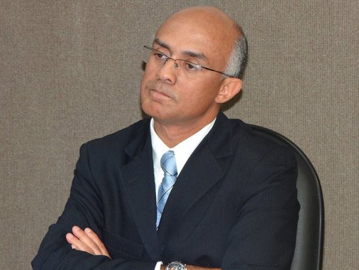 O presidente do Tribunal de Contas do Estado da Bahia (TCE) negou 'farra de cargos' denunciada pela Associação Nacional de Auditores de Controle Externo de Tribunais de Contas do Brasil (ANTC); o órgão é contra nova denominação ao cargo de agente de controle externo para auditor de contas públicas; segundo a ANTC, os TCEs da Bahia, da Paraíba e do Espírito Santo transformaram cargos de nível médio em cargos de nível superior sem exigência de novo concurso para quem já os ocupava; "O projeto não cria qualquer cargo tampouco gera aumento salarial e apenas restabelece um cargo que estava em processo de extinção, com uma mudança na nomenclatura, de agente de controle para auditor de contas públicas", diz Inaldo da Paixão